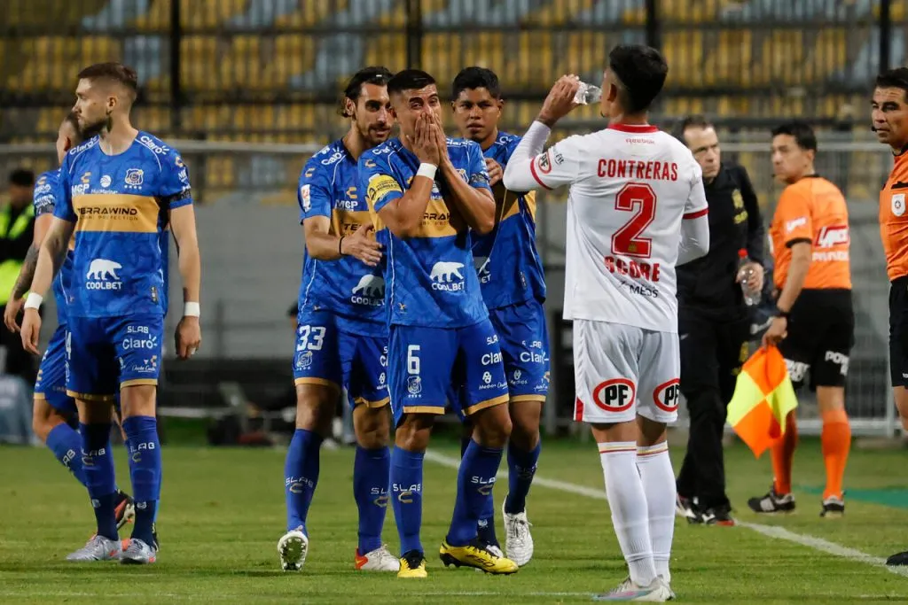 Álvaro Madrid fue expulsado en Everton: se fue pidiendo perdón (Photosport).