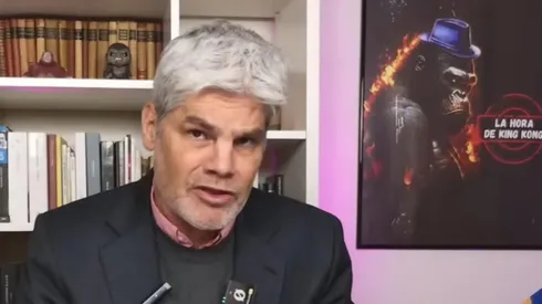 Guarello le dice next a Álvarez.