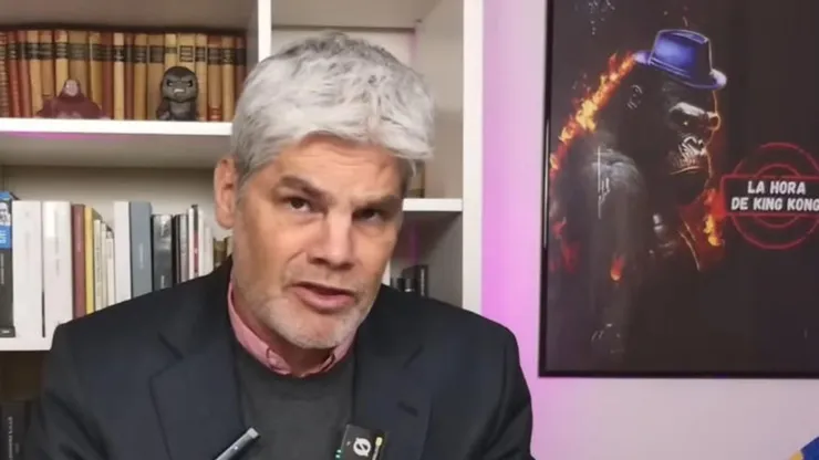 Guarello le dice next a Álvarez.