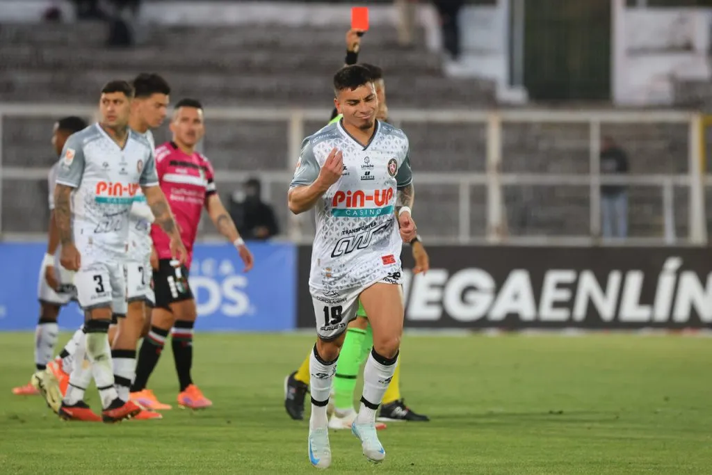 Daniel Castro fue expulsado y no estará ante la U el próximo domingo (Photosport).