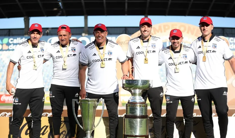 Daniel Díaz (segundo a la izquierda de Jorge Almirón) no va más en Colo Colo.