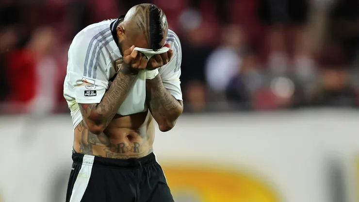 Arturo Vidal le da una mala noticia a Colo Colo