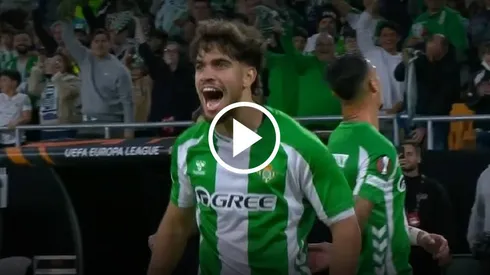 Abde festeja con Antony el 1-0 del Betis sobre Lyon por la Europa League.
