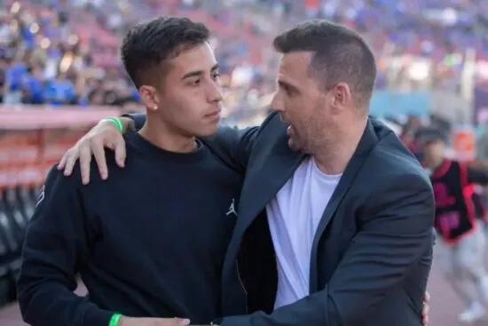 Esta es la famosa fotografía de Lucas Assadi junto a Walter Montillo.