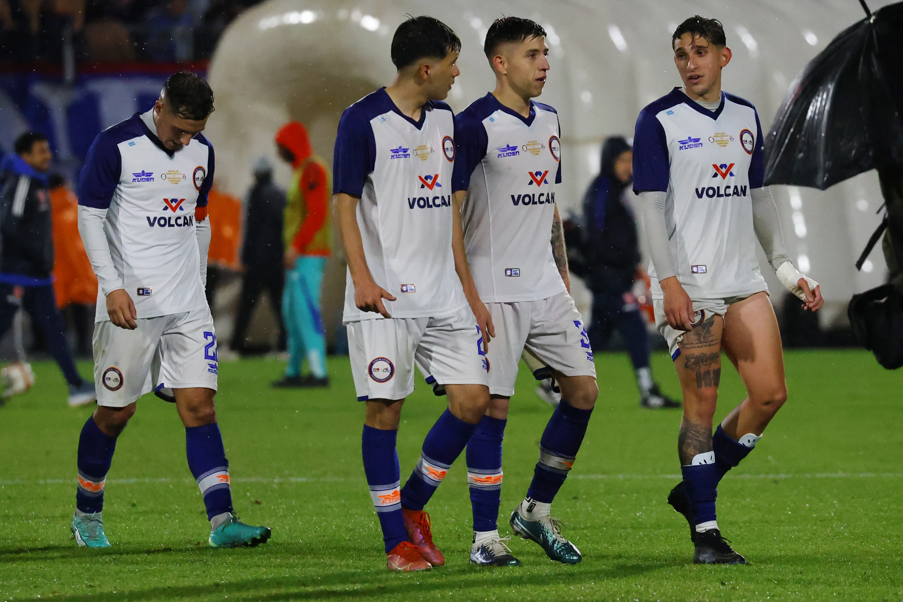 Los jugadores de Municipal Puente Alto lamentan la derrota contra Universidad de Chile durante un partido de Copa Chile | FOTO: Marcelo Hernandez/Photosport