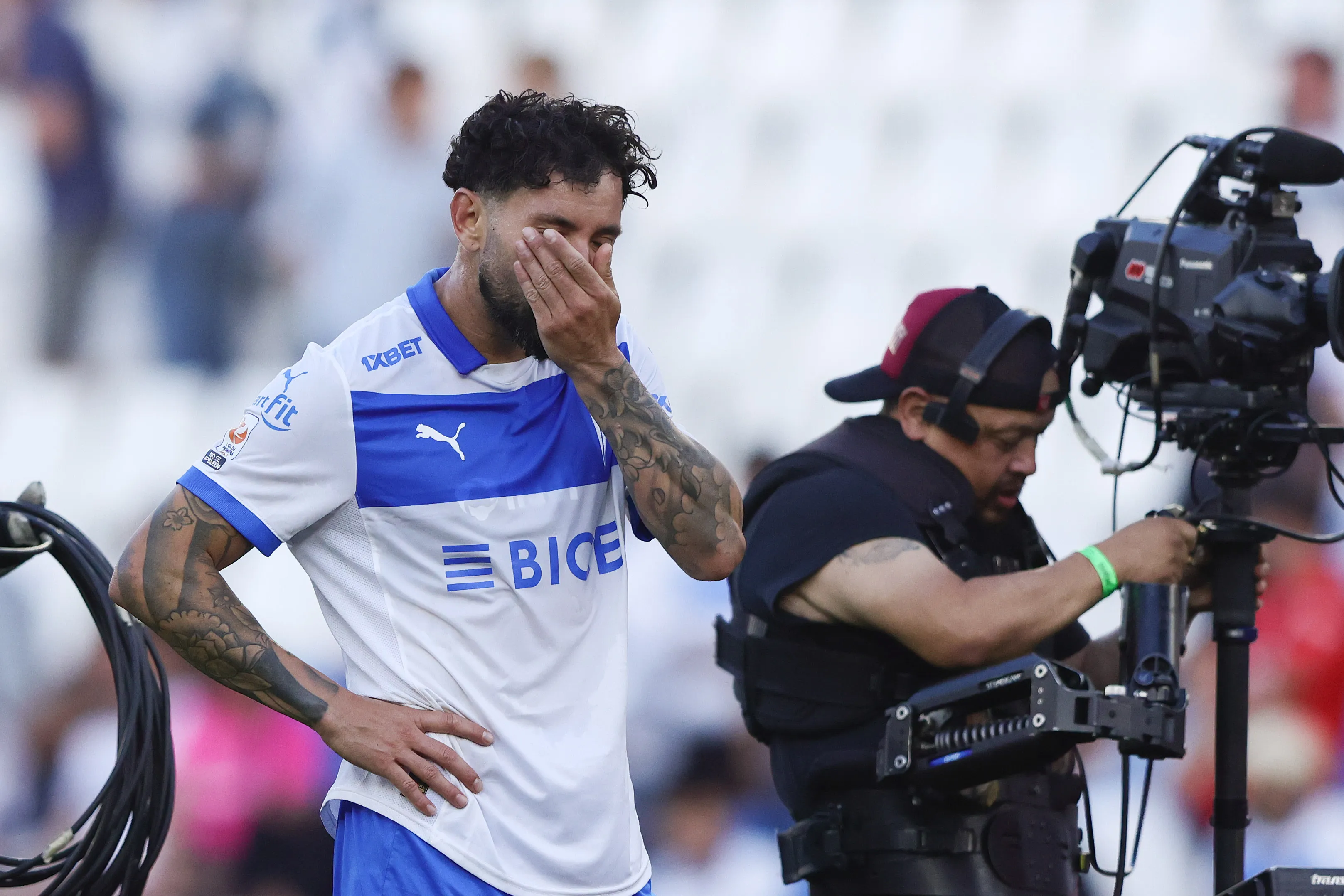 Los hinchas Cruzados pierden la paciencia con Eugenio Mena | FOTO: Felipe Zanca/Photosport