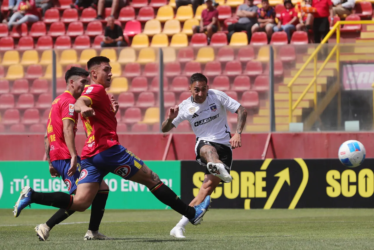 Javier Correa definió a lo crack para el 1-0 de Colo Colo (Photosport).