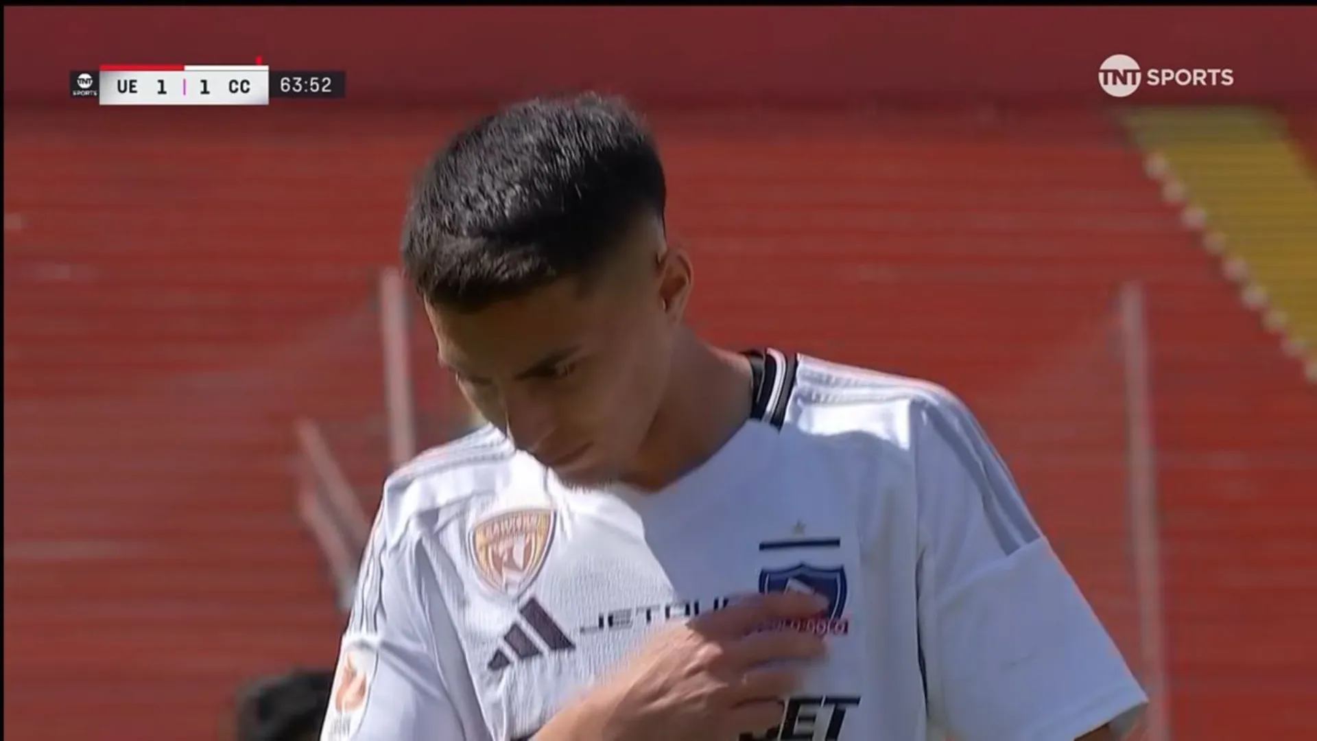 Villagra le muestra el escudo de Colo Colo a los hinchas de Unión. | Foto: TNT