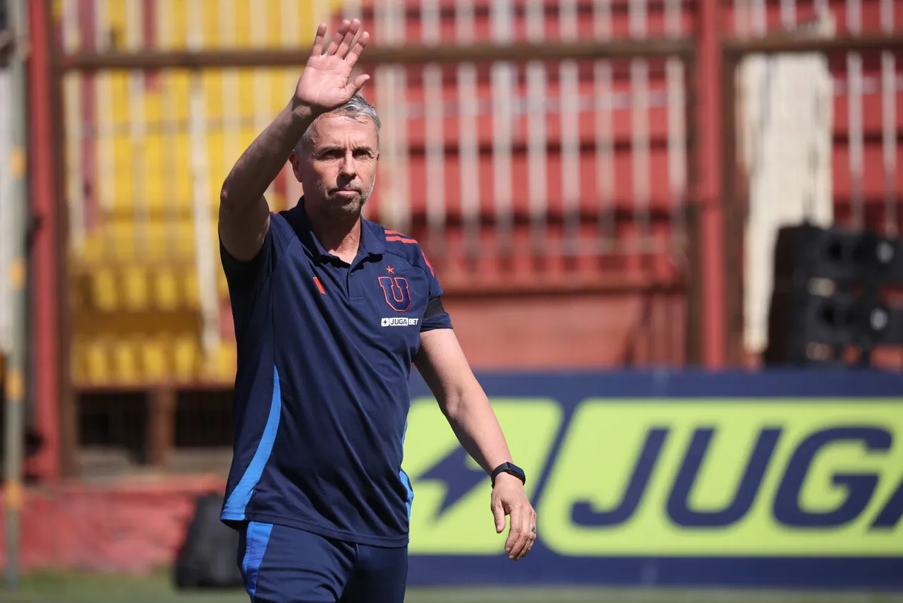 Álvarez agradece al hincha azul | Foto: Photosport