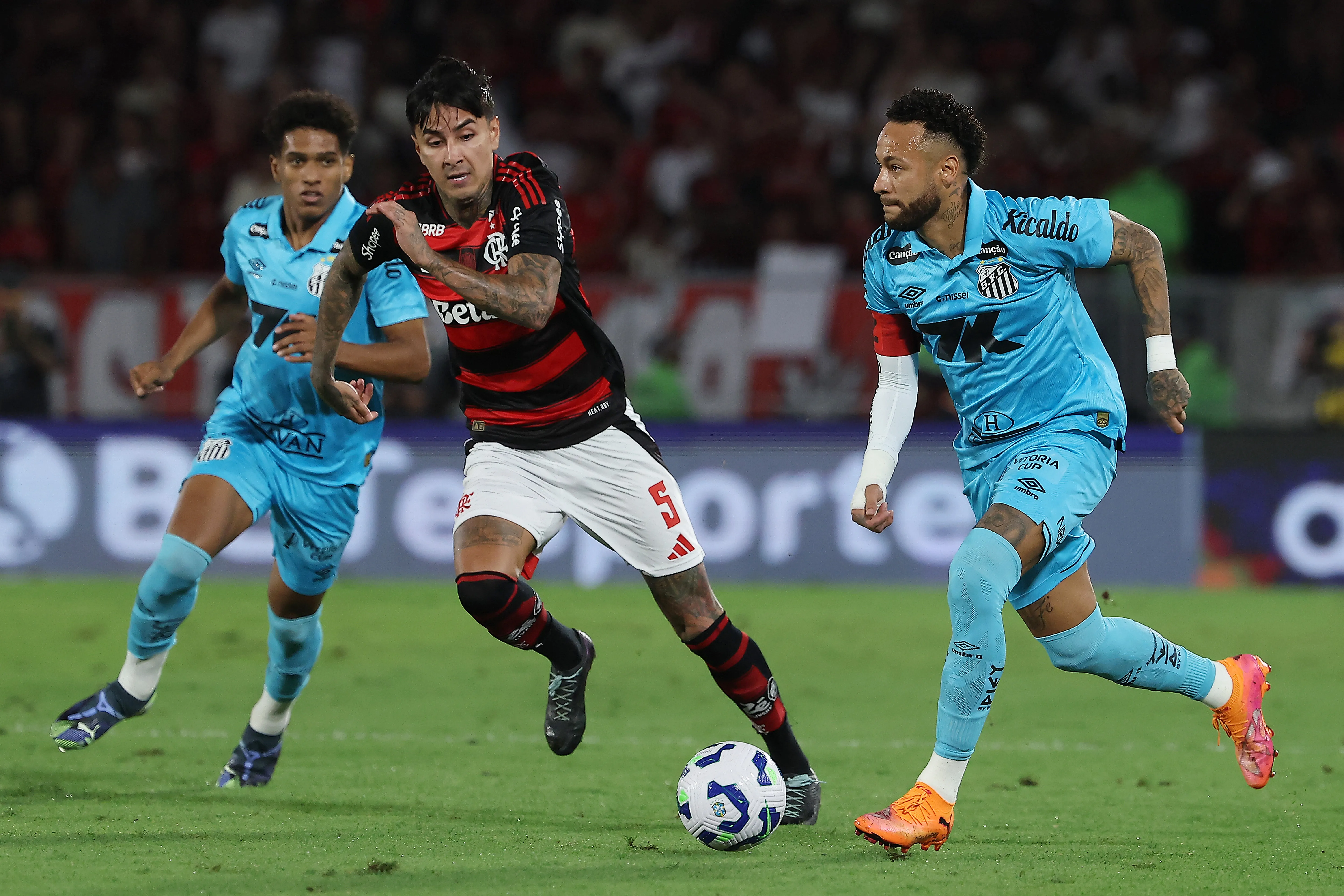 Erick Flamengo enfrentando a Neymar en el Brasileirao | FOTO: Wagner Meier/Getty Images