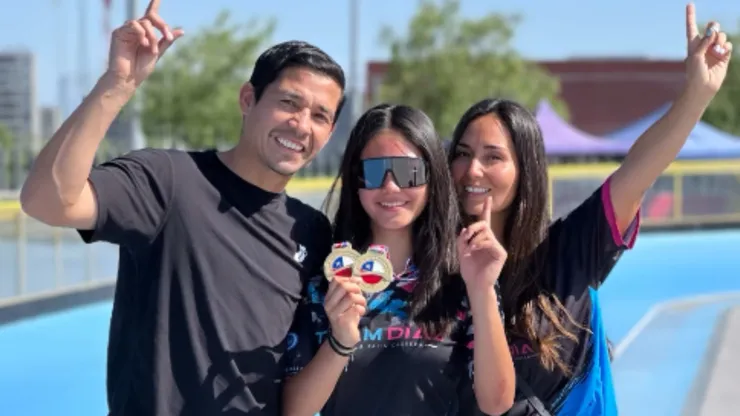Aylén posa junto a sus padres tras coronarse bicampeona en patín carrera.