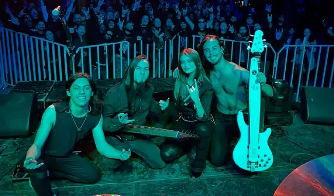 Decessus junto a su vocalista y creadora Ignacia Fernández, reciente ganadora del Miss Mundo Chile (Foto: Decessus)