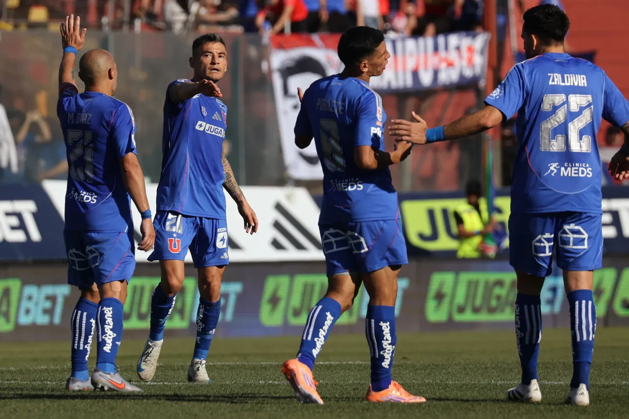 Charles Aránguiz, capitán y figura de la U (Photosport).