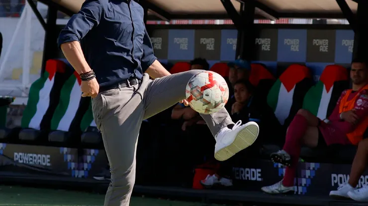 Un DT chileno está cerca de concretar dos descensos en un mismo año. Lo más peculiar de la situación, es que ambos clubes representaron al país en el plano internacional este 2025 (Foto: Dragomir Yankovic/Photosport)