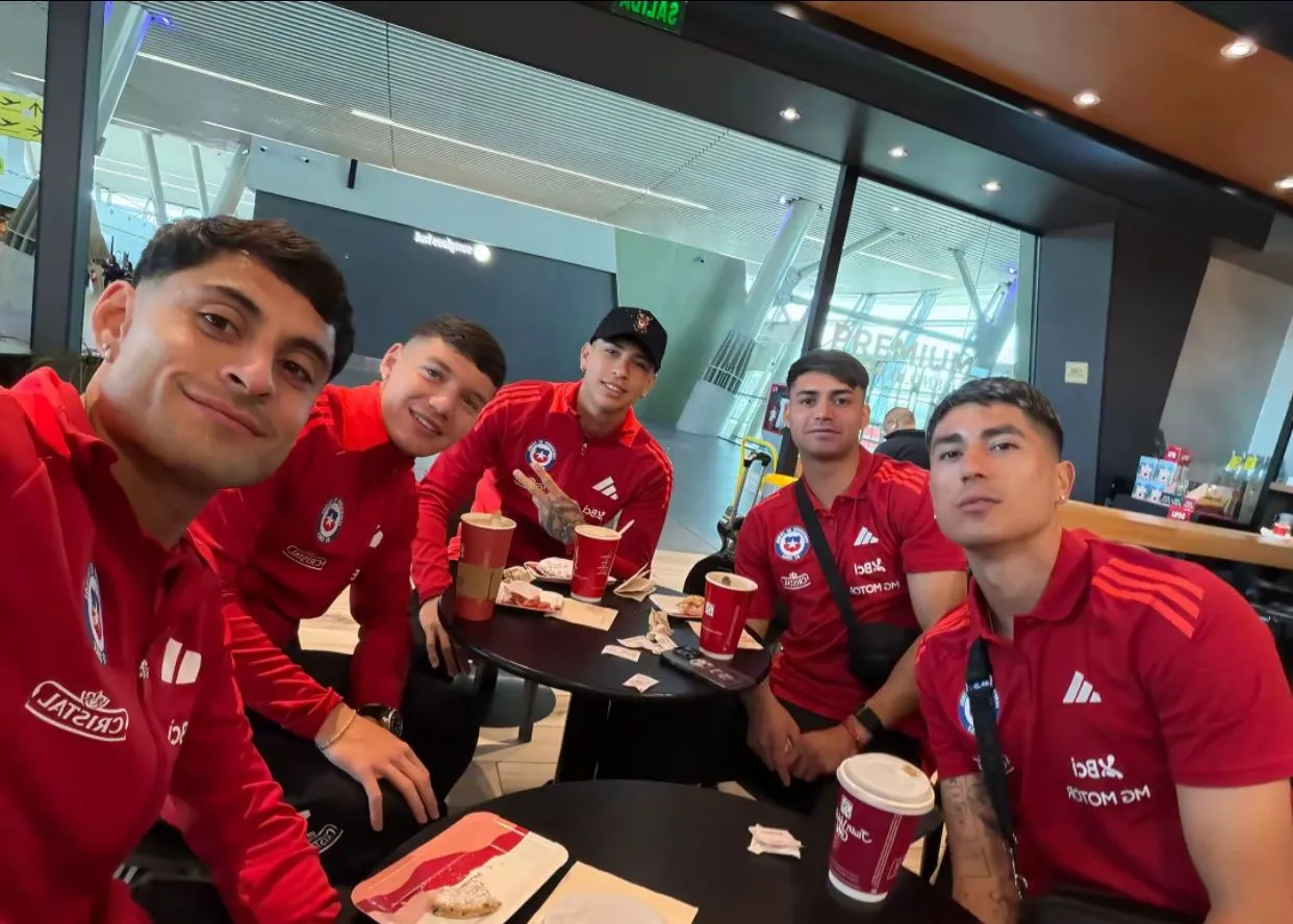 La fotografía que subió Altamirano junto a los jugadores de la U y Maximiliano Gutiérrez | FOTO: Tik Tok