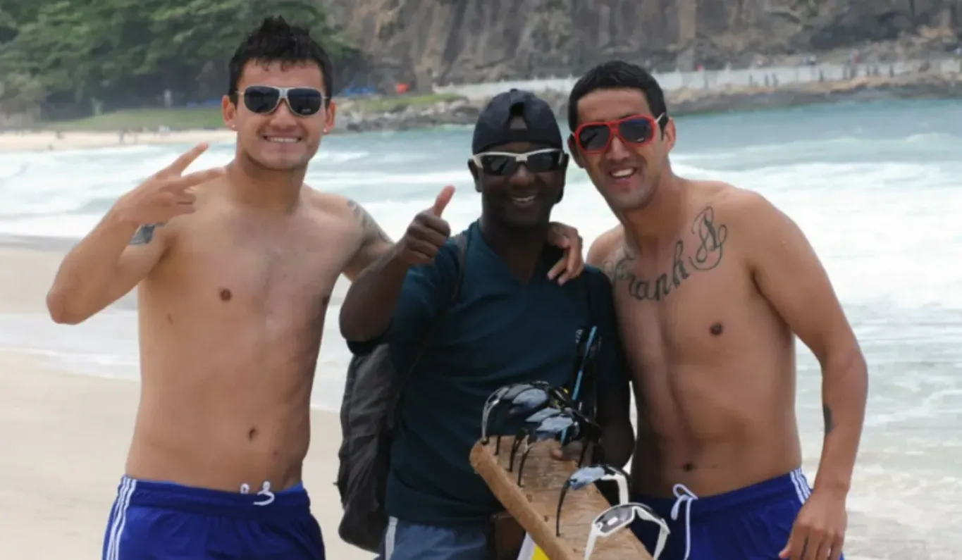 Osvaldo González junto a Charles Aránguiz en uno de los viajes de la U en la Copa Sudamericana | FOTO: Archivo