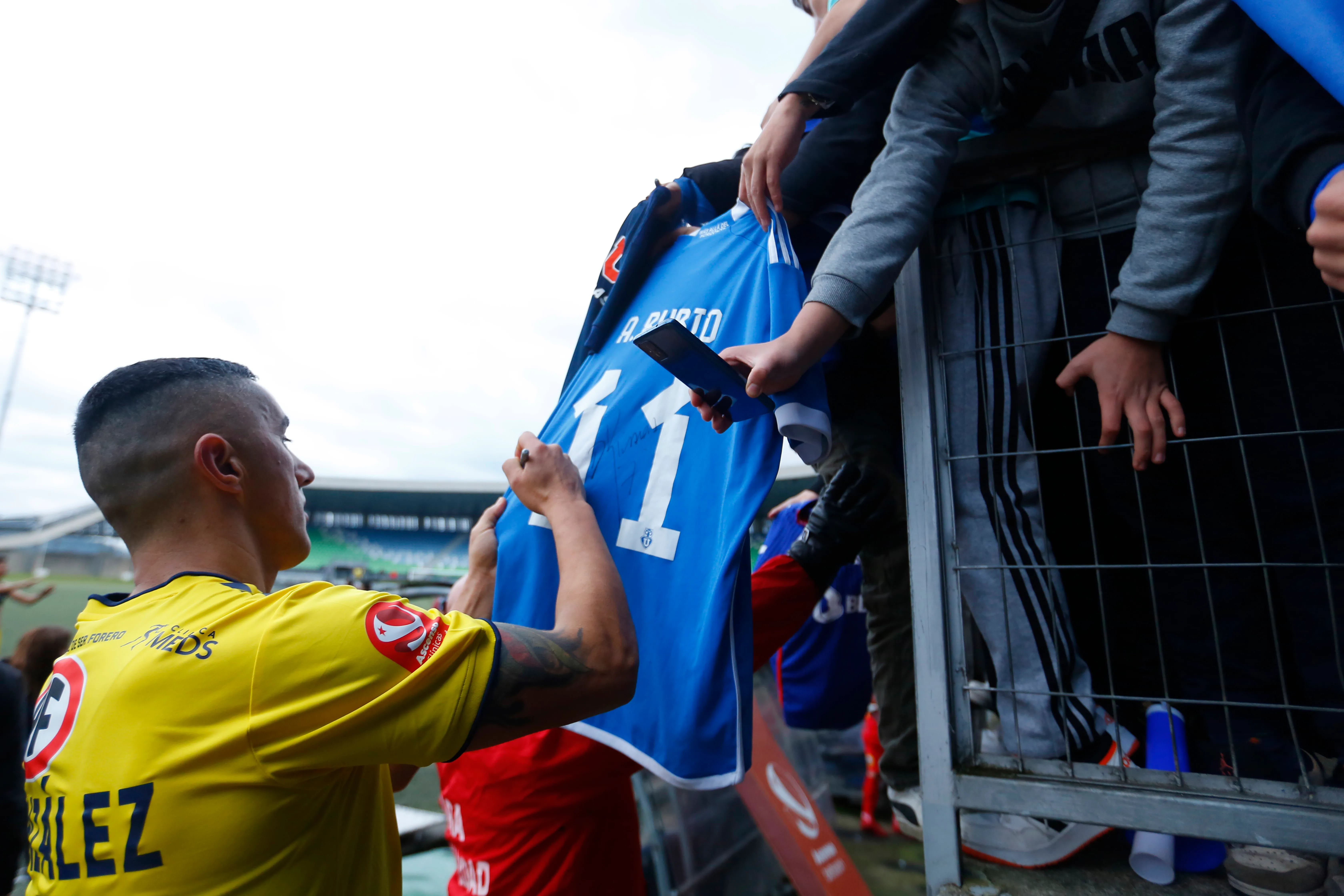 Osvaldo González firmando una camiseta de la U | FOTO: Nicolas Klein/Photosport