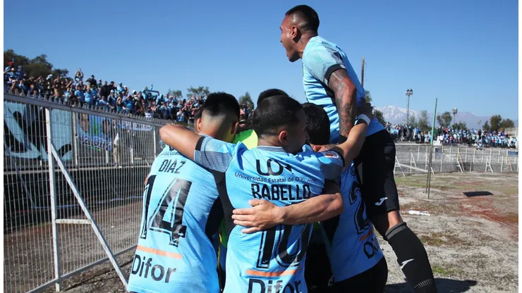 En Perú ponen sus ojos en una figura del fútbol chileno.