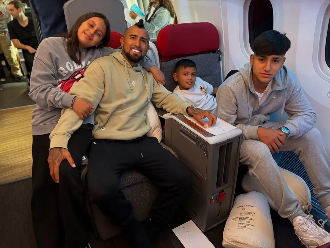 Arturo Vidal junto a sus hijos (Instagram).