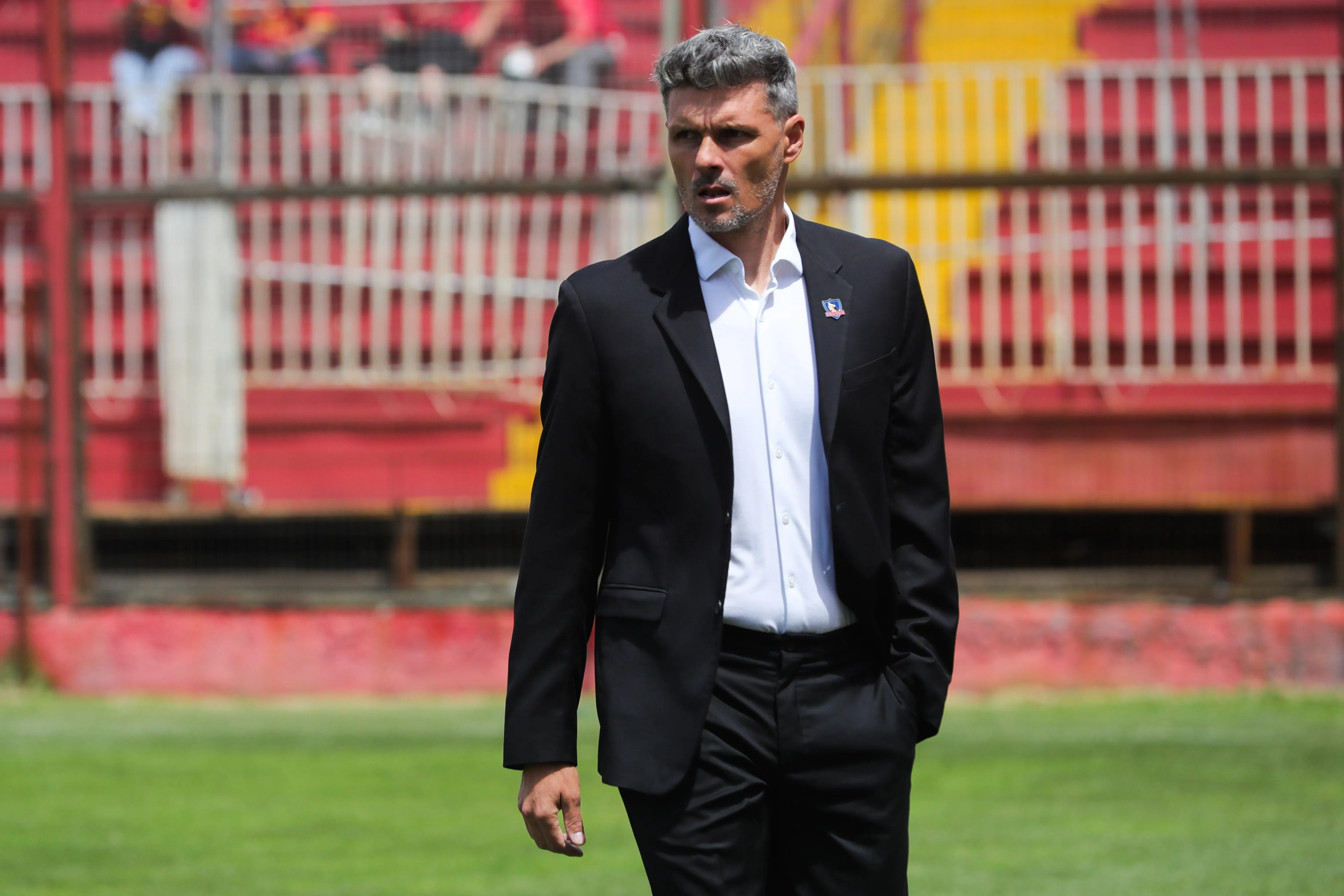 El DT Fernando Ortiz se juega su continuidad en los últimos tres partidos de Colo Colo. (Foto: Felipe Zanca/Photosport)