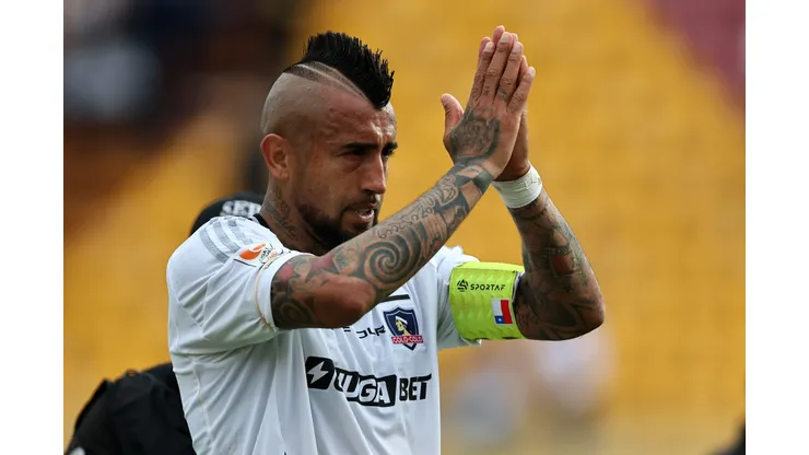 Leonardo Veliz critica duramente la renovación de Arturo Vidal.