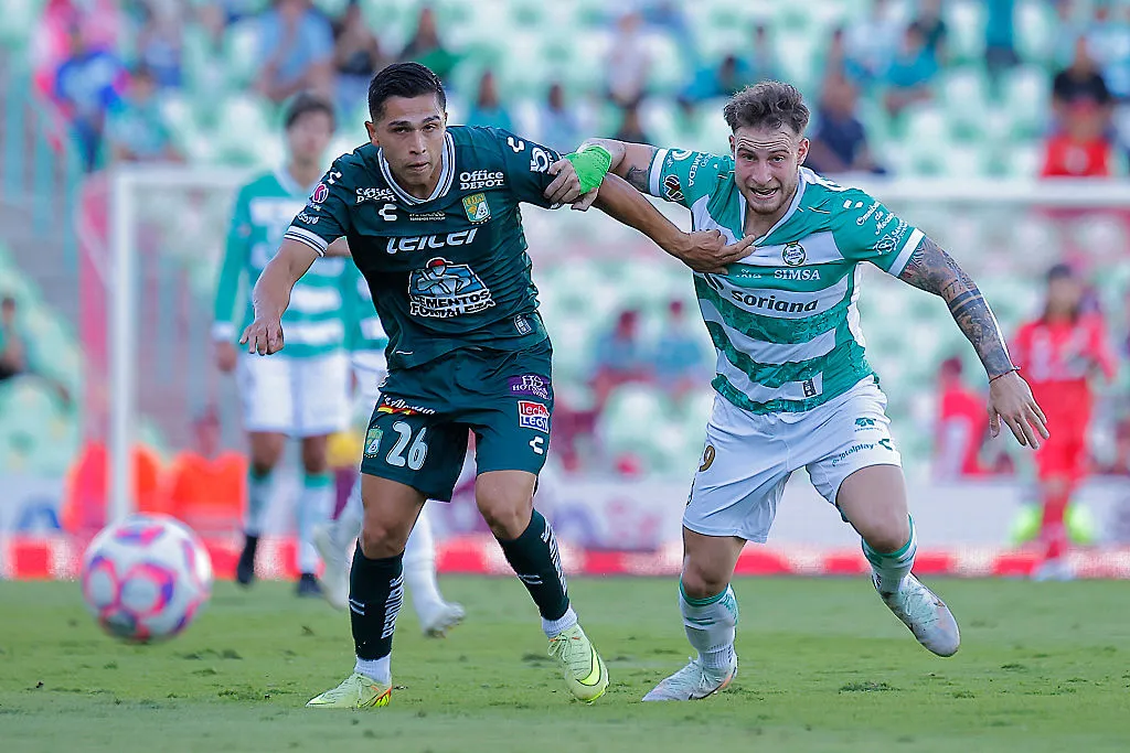Rambo Ramírez pide a Bruno Barticciotto. | Foto: Getty Images
