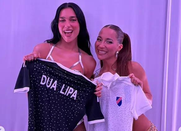 Princesa Alba obsequió una camiseta de Colo Colo a Dua Lipa y la rompió en redes sociales.