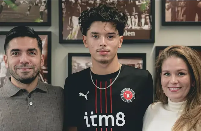 Nathaniel Pérez Torres junto a su padre y su madre en la presentación del Midtjylland | FOTO: @fcmidtjylland