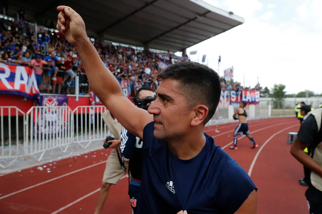 David Pizarro no se retiró en Wanderers como prometió. | Foto: Photosport