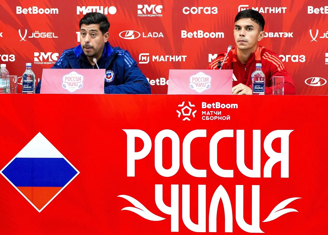 El volante Vicente Pizarro se presenta en conferencia de prensa junto al DT de La Roja Nicolás Córdova previo al duelo contra Rusia (Foto: Photosport)