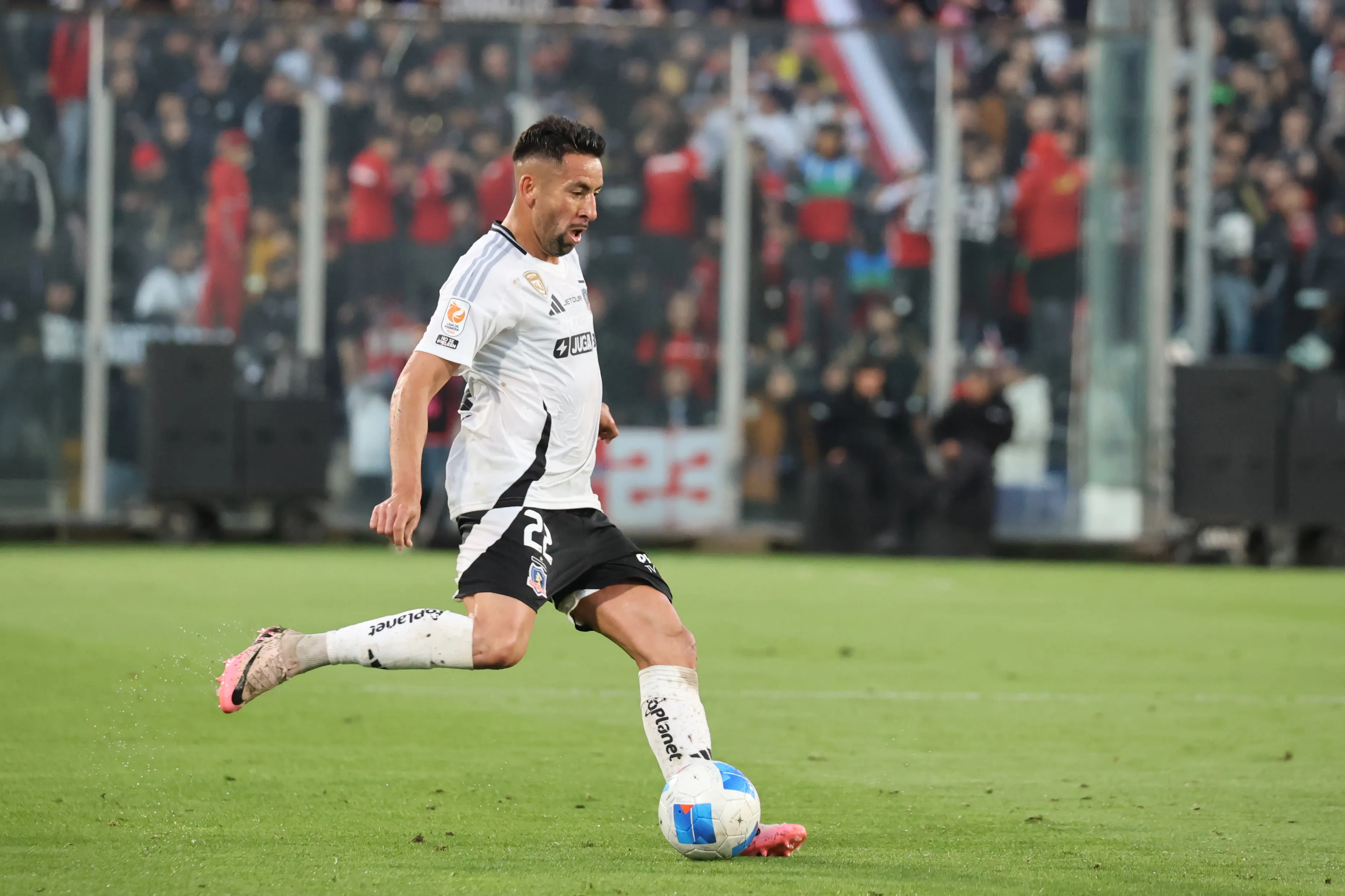 Mauricio Isla termina contrato en diciembre y no renovaría en Colo Colo para el 2026. (Foto: Dragomir Yankovic/Photosport).
