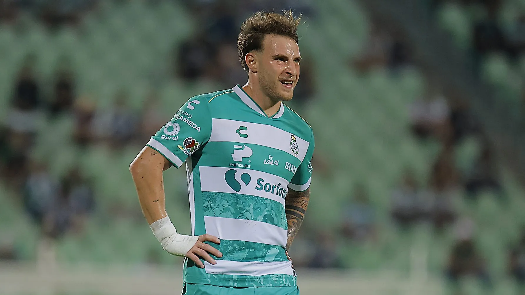 Bruno Barticciotto se aleja de Colo Colo: volverá a Talleres. (Foto: Manuel Guadarrama/Getty Images)