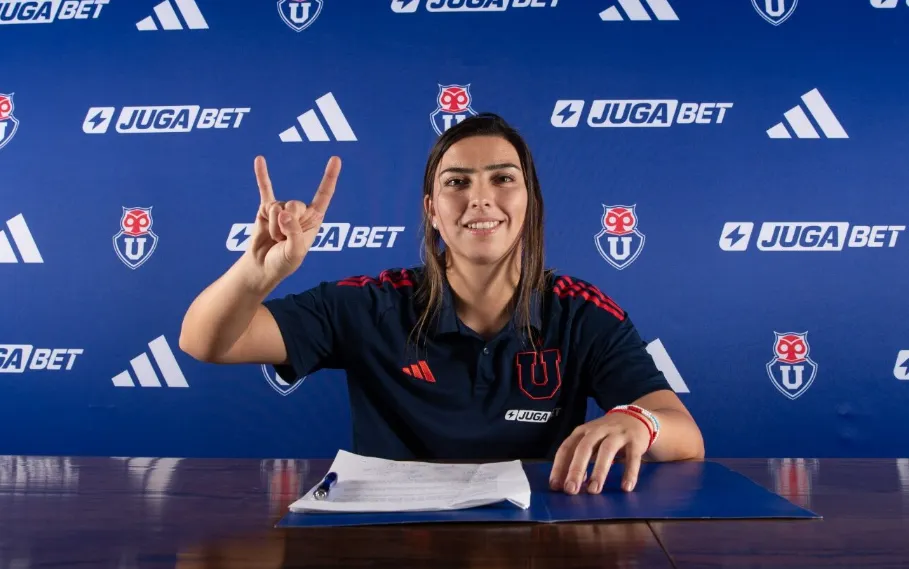 Camila Pavez, jugadora de U. de Chile, anuló su voto y puso a Lionel Messi como su preferencia (Foto: U. de Chile)