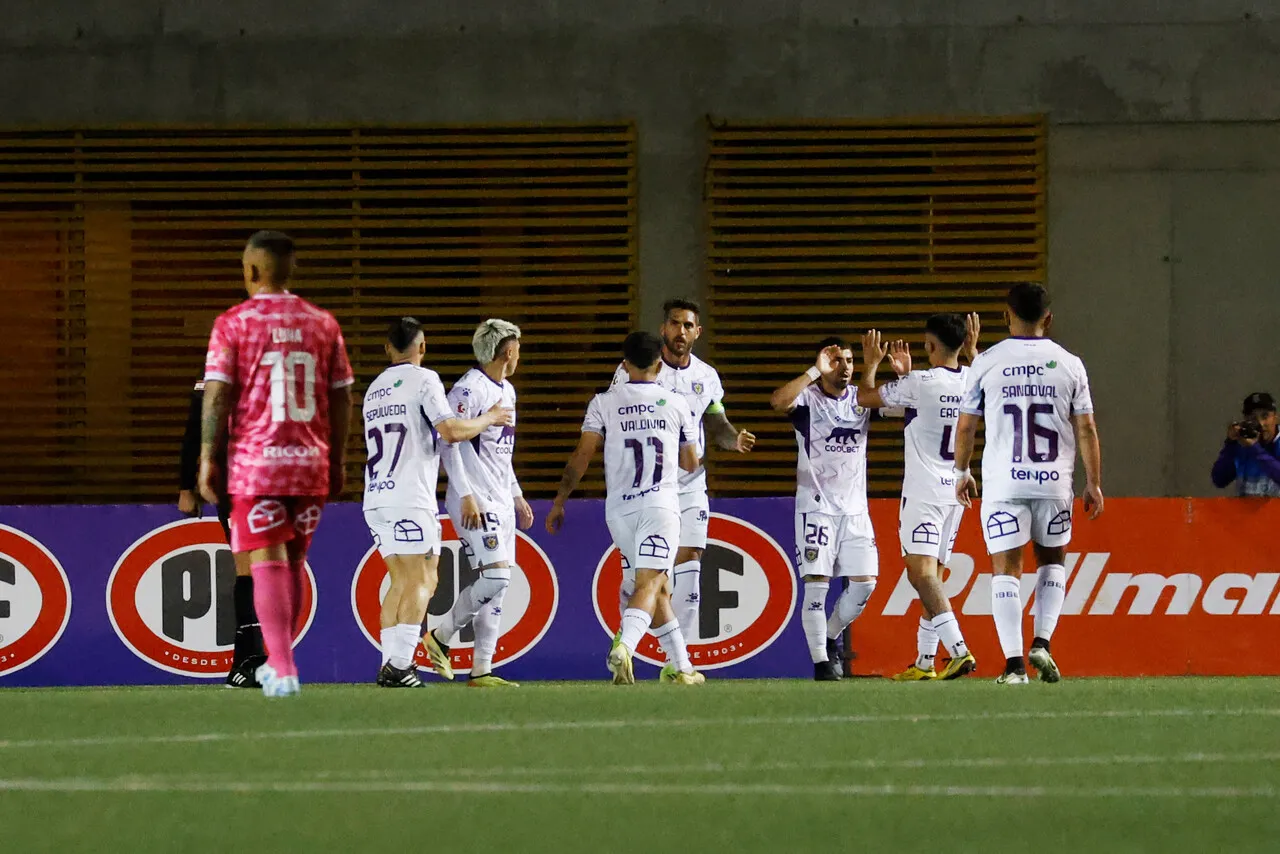 Deportes Concepción buscará dar el golpe en el partido de ida (Photosport).