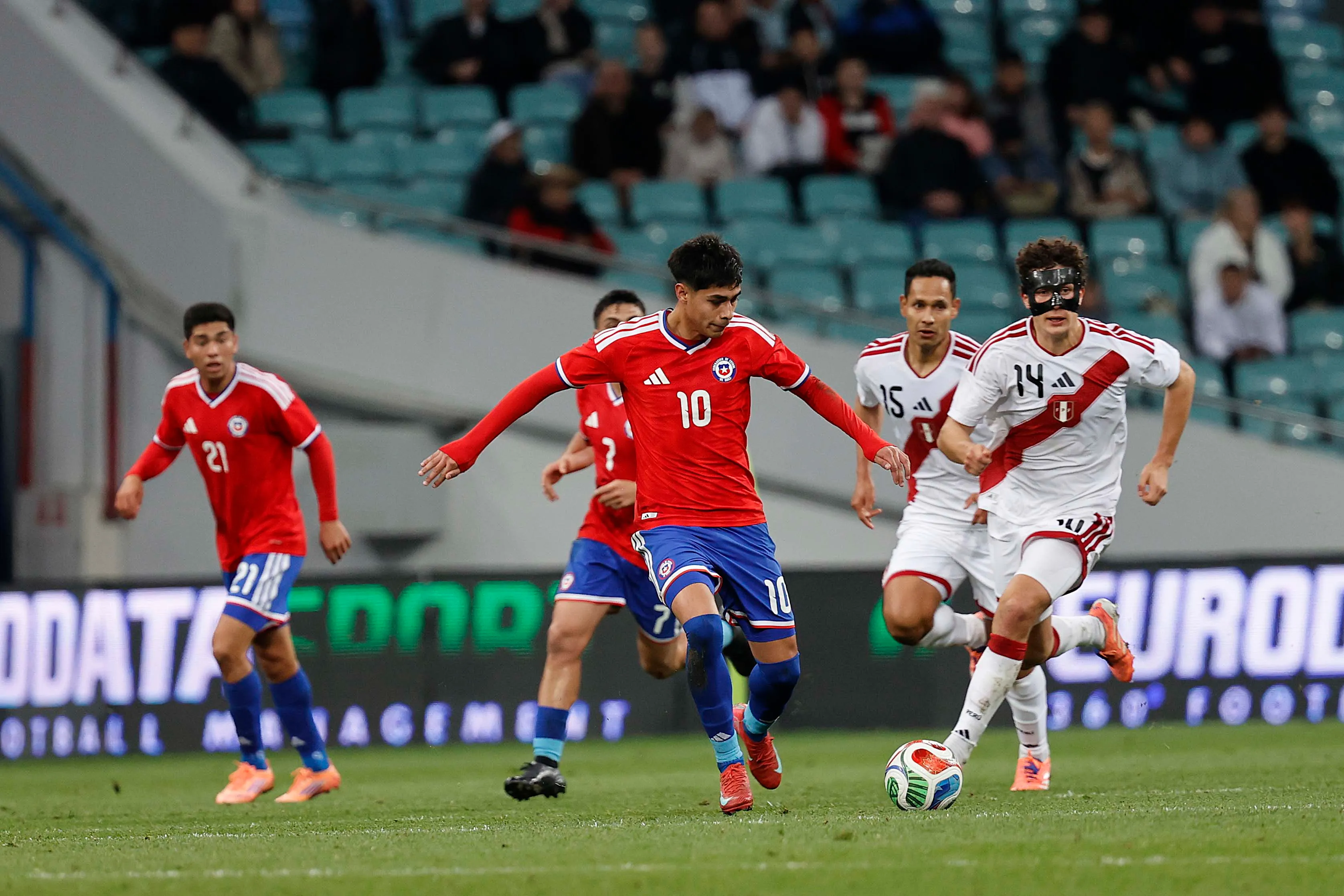 Darío Osorio antes de definir para el 2 a 1 ante Perú | FOTO: Carlos Parra – Comunicaciones FFCh