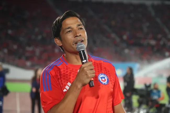 Matías Fernández vestirá de corto en una copa amistosa en Parral (Photosport).