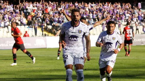 Joaquín Larrivey anotó un doblete en Collao.