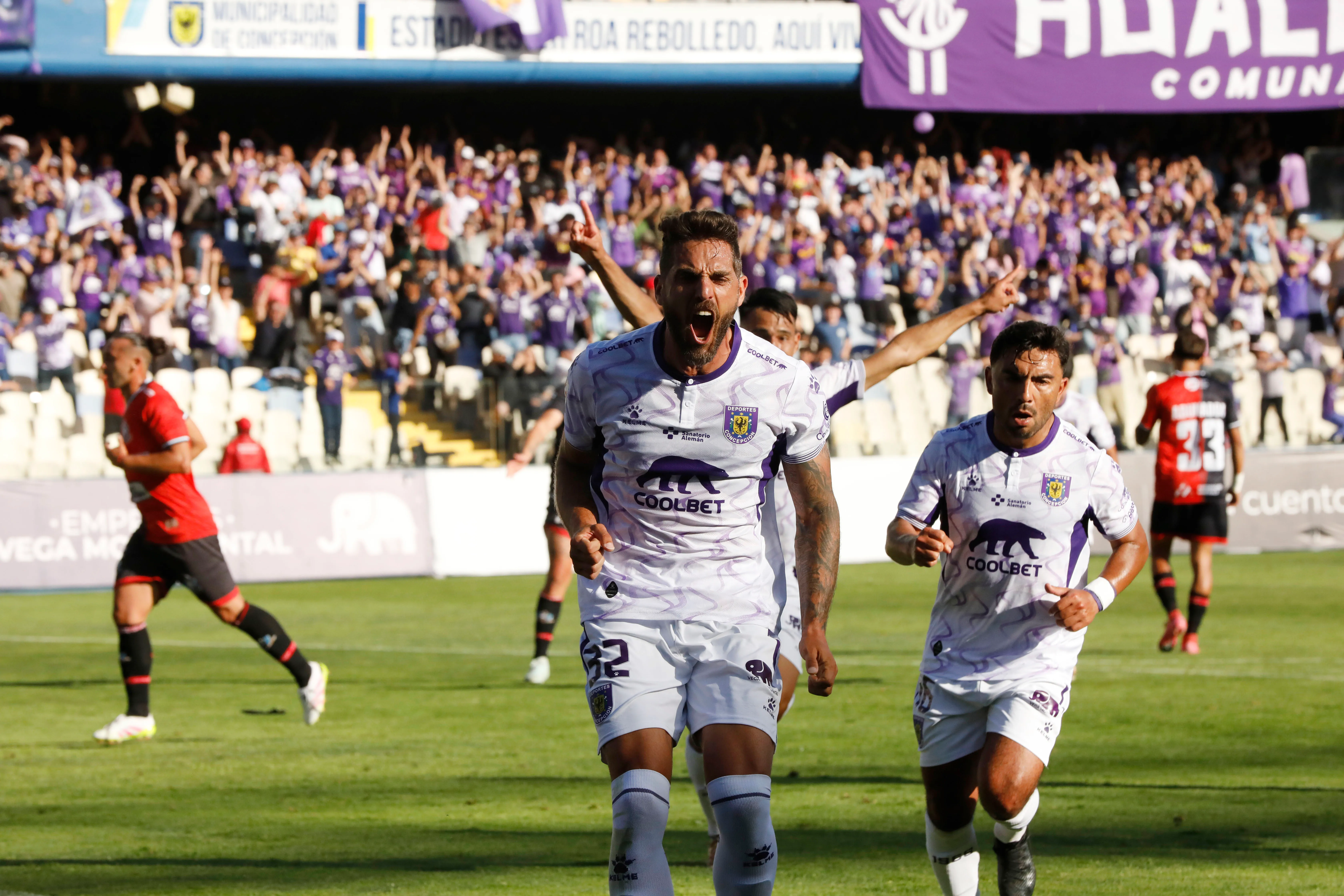 Joaquín Larrivey marcó dos goles en el triunfo de Deportes Concepción sobre Antofagasta.