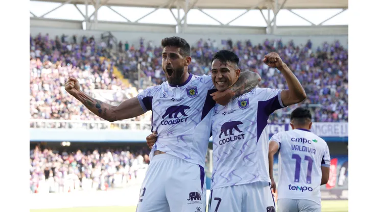 Joaquín Larrivey ayuda con dos goles para que Deportes Concepción siga soñando.