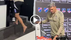 Fernando Ortiz llegó descalzo a la conferencia de prensa de Colo Colo. (Foto: Captura)
