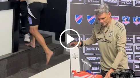 Fernando Ortiz llegó descalzo a la conferencia de prensa de Colo Colo. (Foto: Captura)