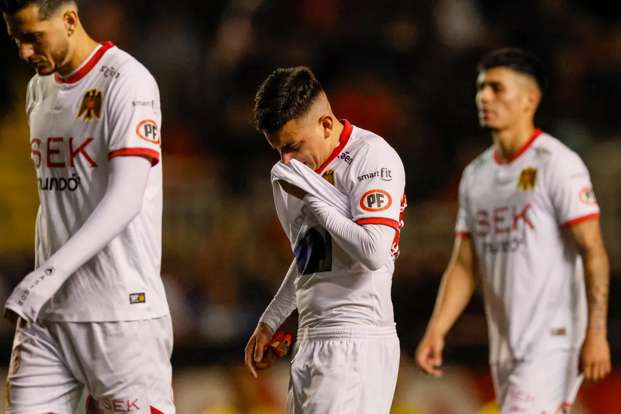 Unión Española pende de un hilo para seguir vivo en Primera División (Photosport).