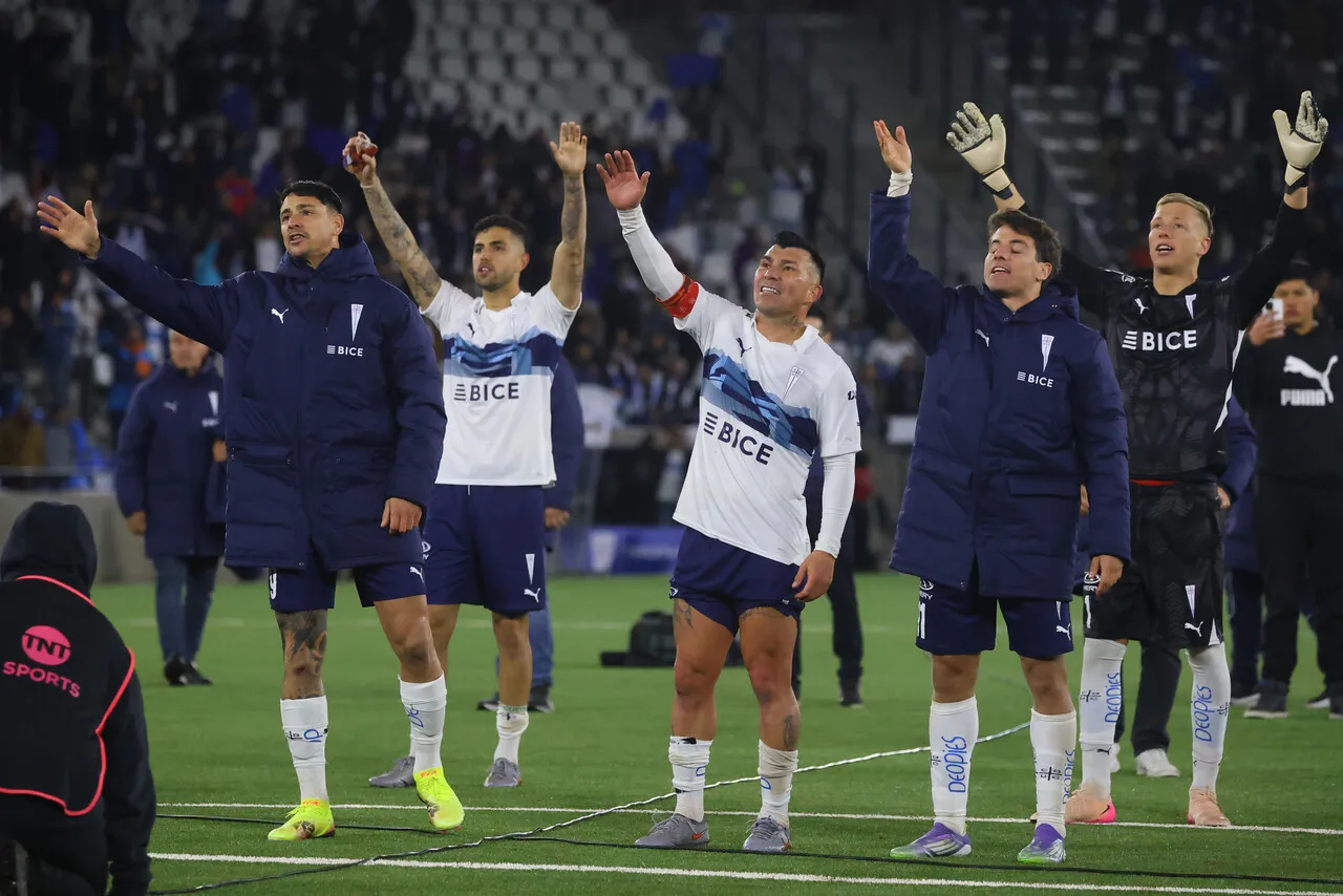 Medel vuelve a la titularidad en la UC | Foto: Photosport