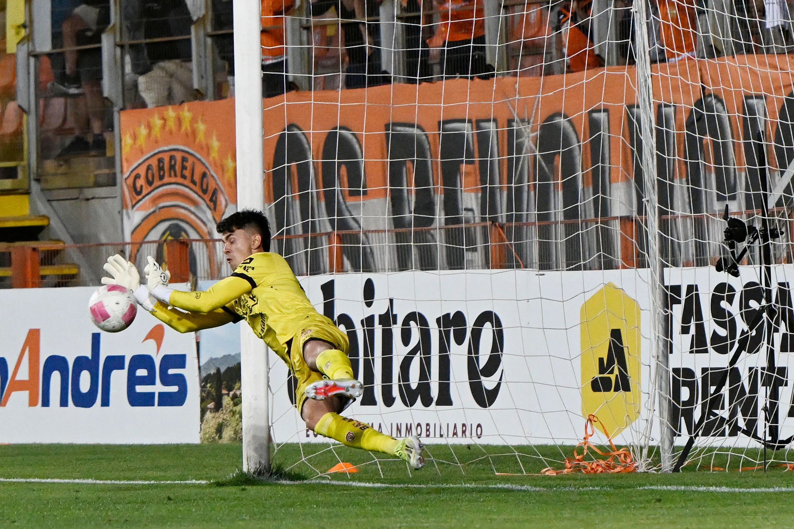 Hugo Araya atajando uno de los penales ante Santiago Wanderers | FOTO: Pedro Tapia/Photosport