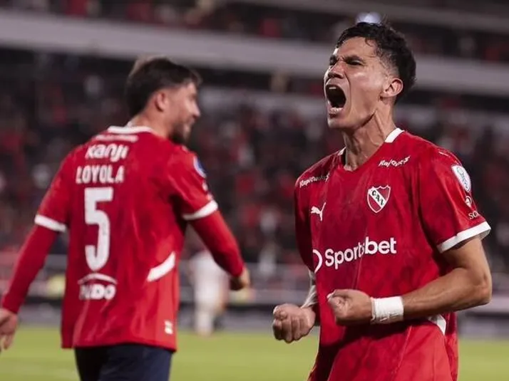 Del amor al odio: Basurean a los chilenos de Independiente