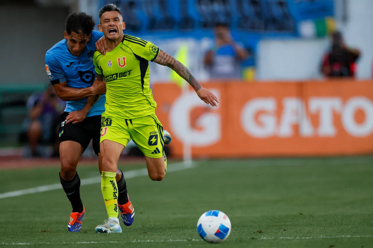 Aránguiz y la jugada que enamora la hincha azul | Foto: Photosport