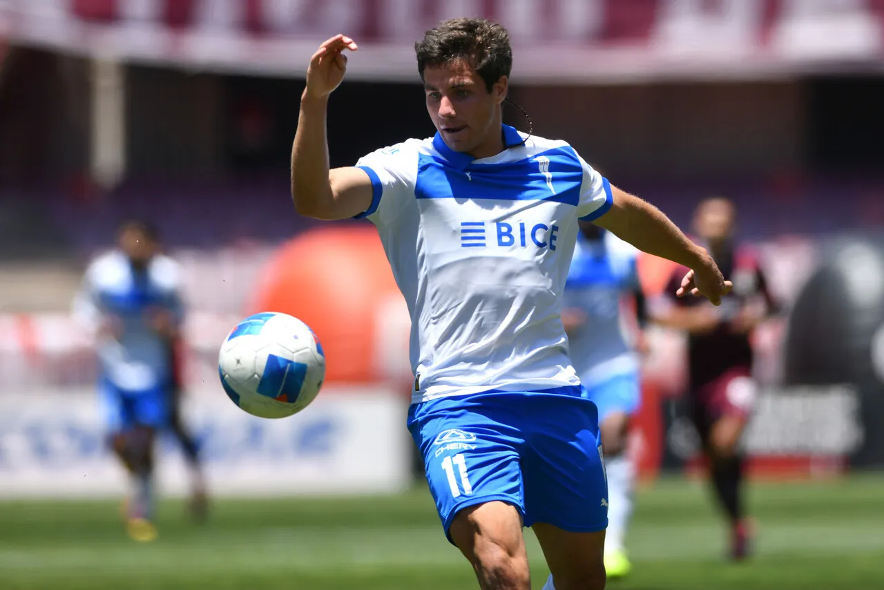 Montes podría partir a Argentina. | Foto: Photosport