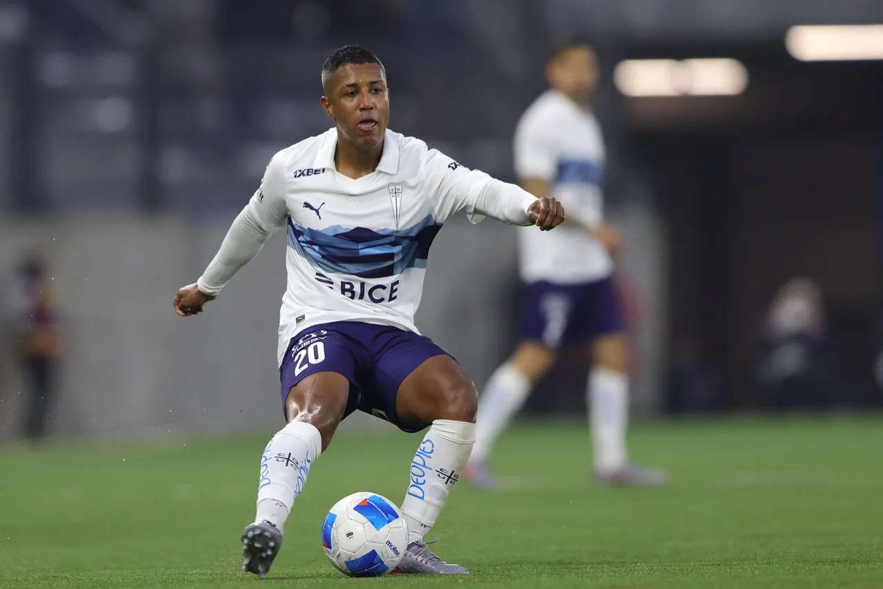 El colombiano Valencia renovaría vínculo con la UC. | Foto: Photosport