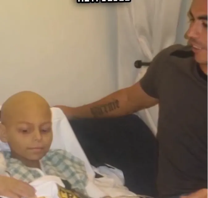 Imágenes del pequeño compartiendo con Esteban Paredes (Foto: captura)