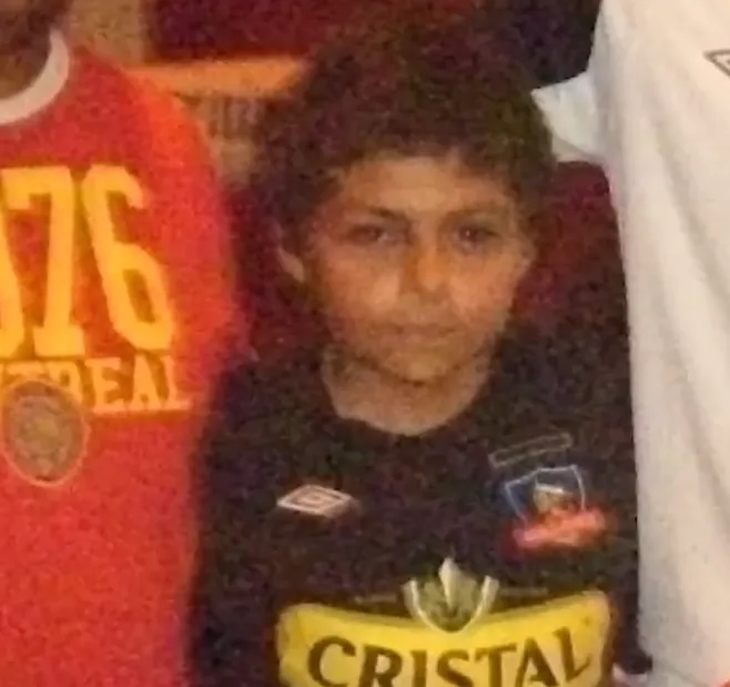 El pequeño ya recuperado de su complicado cáncer posando junto a Paredes, quien no lo reconoció en un principio (Foto: captura)